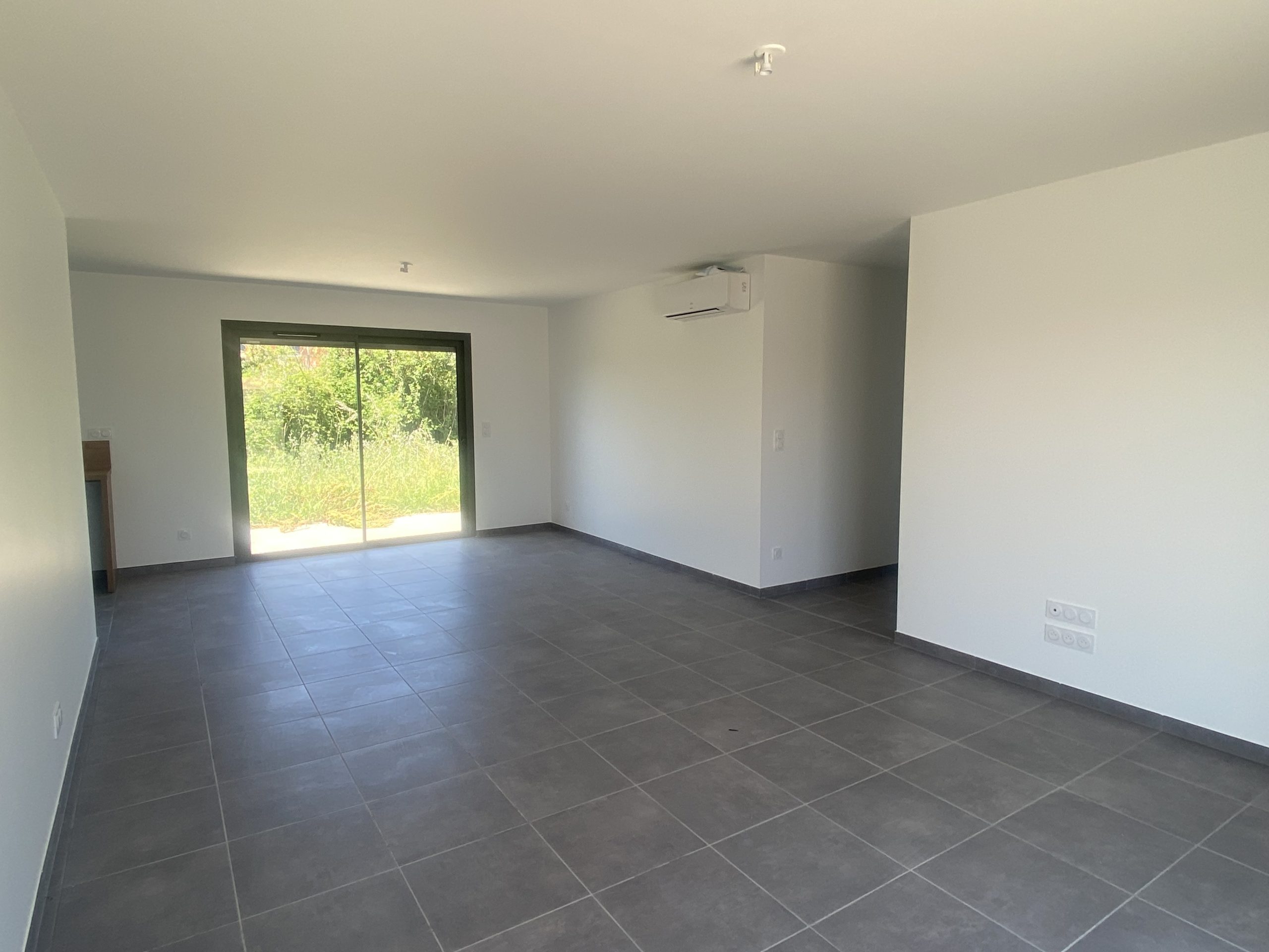 BRESSOLS : Maison neuve de plain-pied de type 4 avec garage et jardin