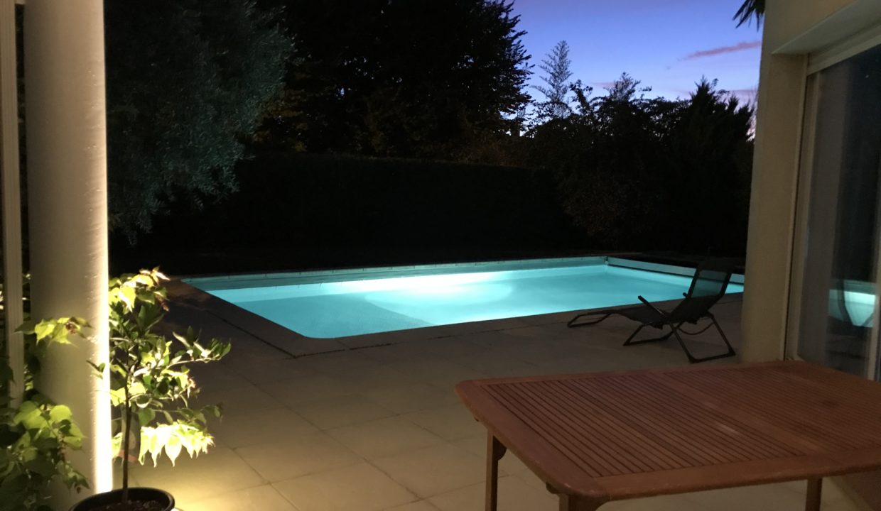 Terrasse-piscine nuit